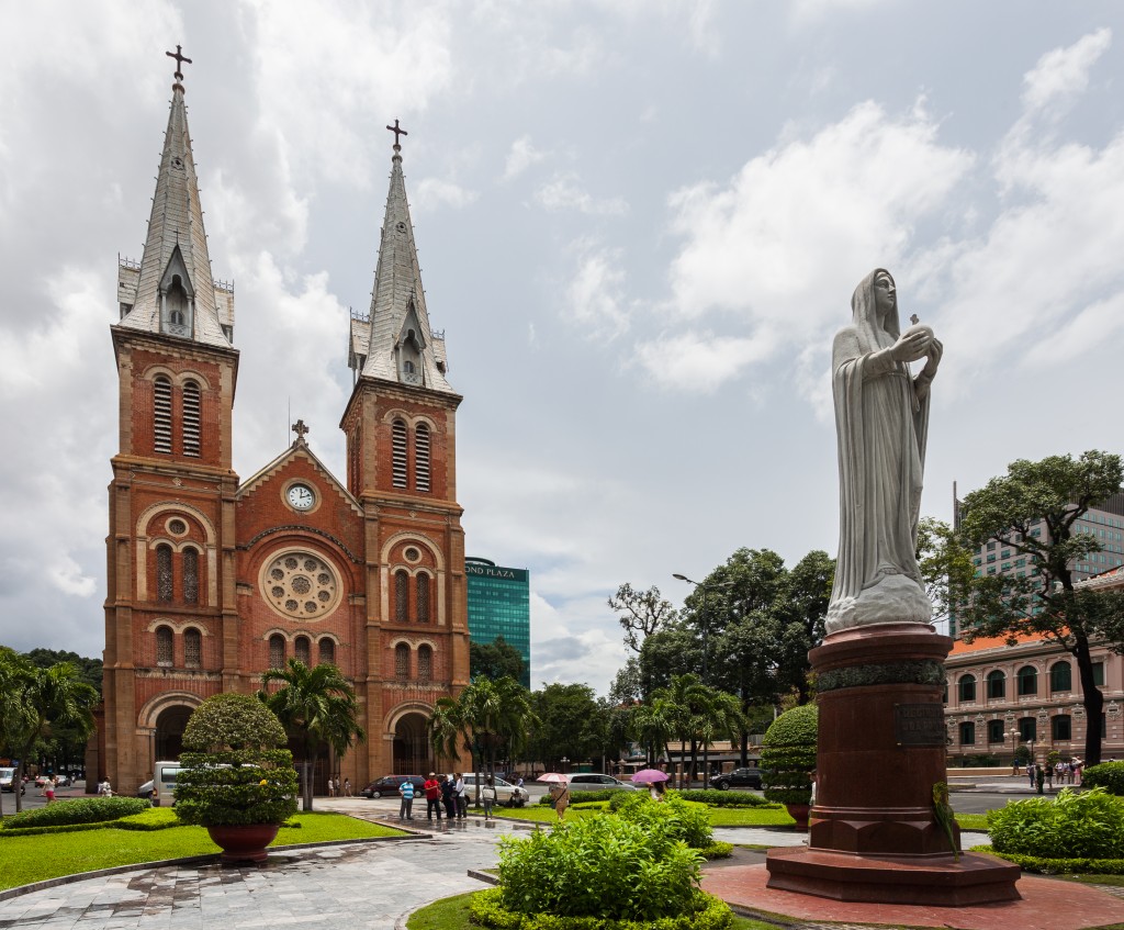 Basílica_de_Nuestra_Señora,_Ciudad_Ho_Chi_Minh,_Vietnam,_2013-08-14,_DD_03